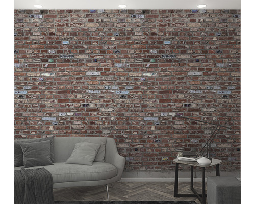 Wohnraum mit Ziegelwand, Sofa und Beistelltisch