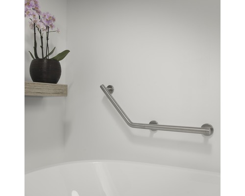 Winkel-Haltegriff im Badezimmer über einer Badewanne an einer Wand montiert.