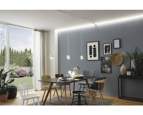 Helles Esszimmer mit Esstisch, Stühlen und Pendelleuchten an einer Schiene