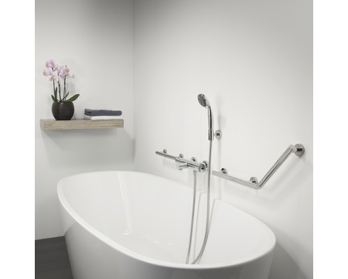 Freistehende Badewanne mit Haltegriffen und Brausegarnitur im Badezimmer