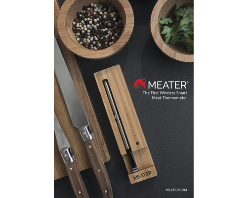 Meater Logo neben einem intelligenten Fleischthermometer mit Messer, Pfefferkörnern und Kräutern.