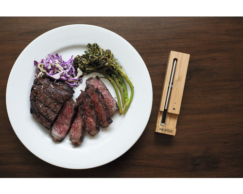 Teller mit Steak, Brokkoli und Krautsalat neben einem Fleischthermometer