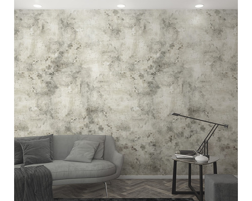 Wohnzimmer mit gemusterter Tapete und Sofa