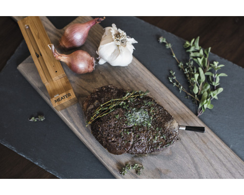 Rindersteak mit Thermometer, Zwiebeln, Knoblauch und Thymian