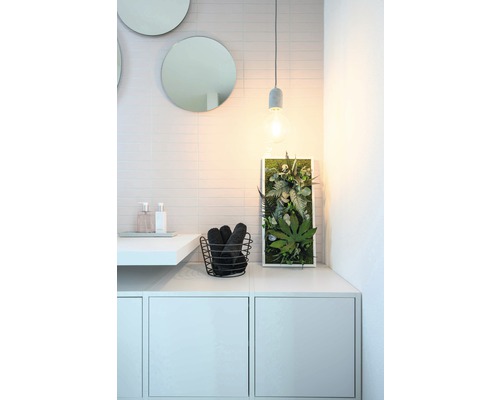 Badezimmer-Szene mit Waschbeckenunterschrank, Spiegeln, Lampe, Wandbild und Handtüchern