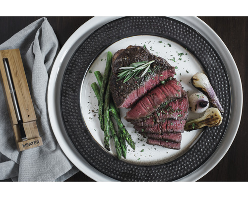 Tellergericht mit Steak, Spargel und Zwiebeln, dazu ein Fleischthermometer von Meater