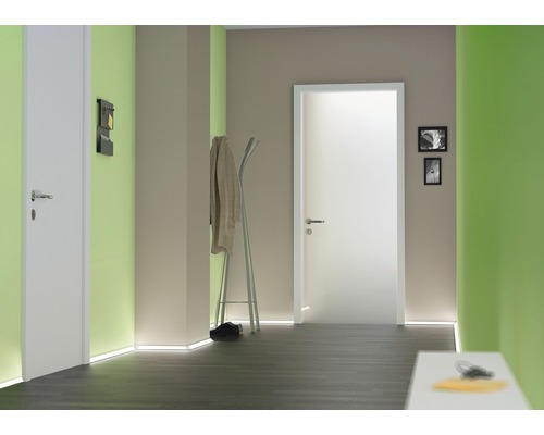 Flur mit zwei weißen Türen, Garderobe und Fußleistenbeleuchtung