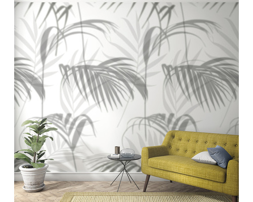 Wohnzimmer mit Palmenmuster-Tapete, Sofa und Zimmerpflanze