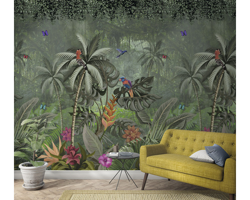 Wohnzimmer mit einer Dschungel-Fototapete mit Bäumen, Vögeln und Schmetterlingen