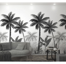 Wohnzimmer mit Palmen-Fototapete, Sofa und Tischleuchte.