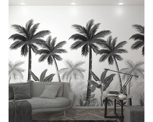 Wohnzimmer mit Palmen-Fototapete, Sofa und Tischleuchte.
