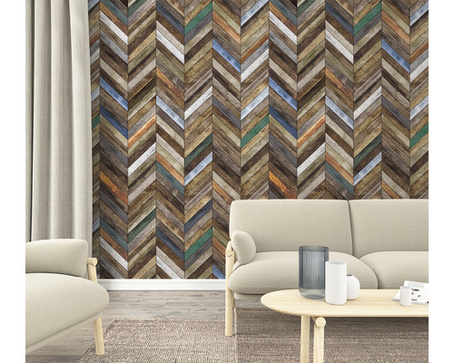 Wohnzimmer mit Tapete im Fischgrätmuster, Sofa und Tisch