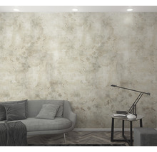 Wohnzimmer mit Couch und gemusterter Tapete