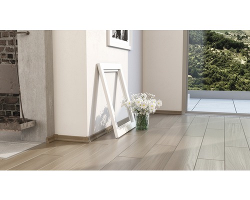 Heller Raum mit Holzfußboden, Bilderrahmen und Blumen in Vase