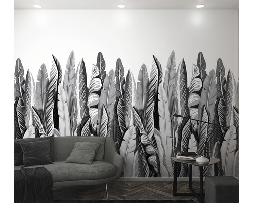 Wohnzimmer mit Tapete mit Blattmuster, Sofa und Beistelltisch