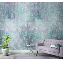Wohnzimmer mit Sofa, Tisch und Wandtapete in Metalloptik