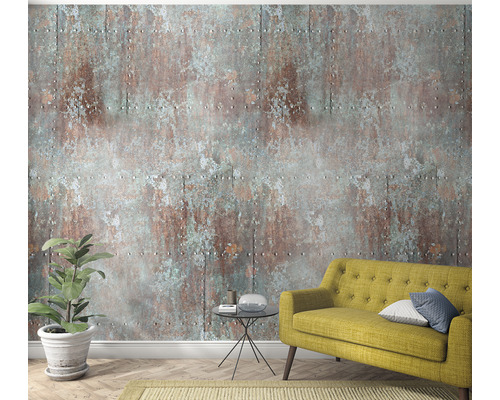 Wohnzimmer mit gelbem Sofa, Zimmerpflanze und Wandtapete im Rostdesign