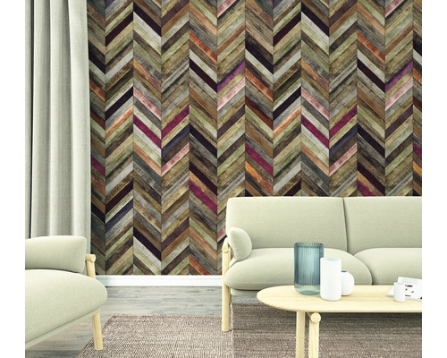 Wohnzimmer mit einer Tapete im Holzdesign mit Pfeilmuster und beigefarbenen Möbeln