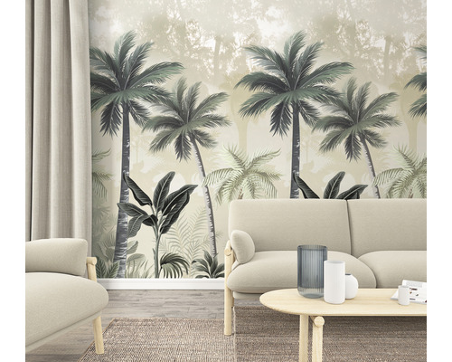 Wohnzimmer mit Fototapete Dschungelmotiv, Sofa, Sessel, Tisch und Vorhang