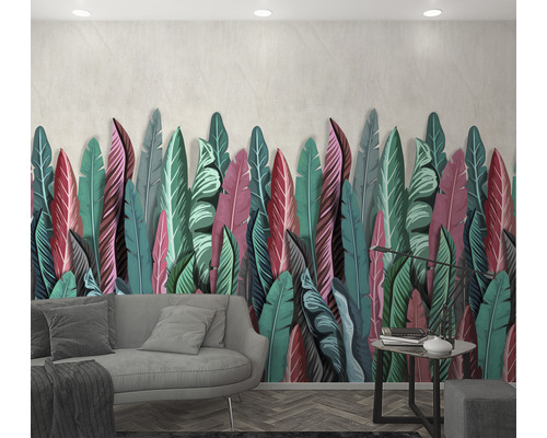 Wohnraum mit großflächigem Blätter-Wandbild, Sofa und Beistelltisch.