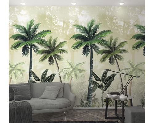 Wohnraum mit Fototapete mit Palmenmuster, Sofa und Stehlampe