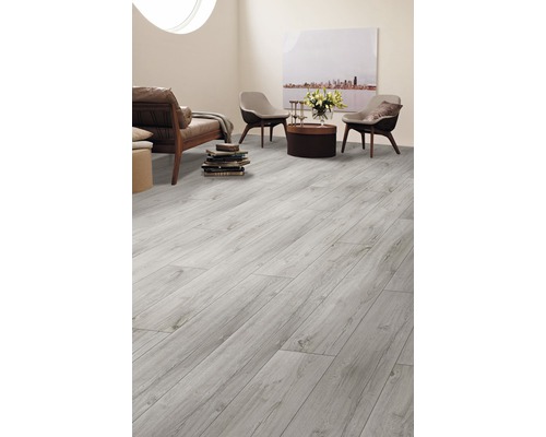 Heller Wohnraum mit Laminatboden in Holzoptik, Sofa, Sesseln und Dekoration