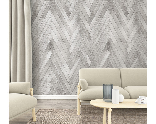 Wohnzimmer mit Sofa, Sessel und Wandtapete in Fischgrätenmusteroptik