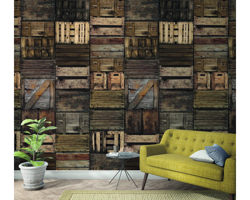 Wohnzimmer mit einer Tapete, die Holzboxen zeigt