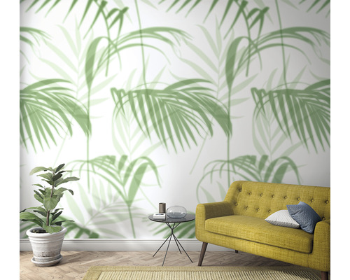 Wohnzimmer mit Palmenmuster Tapete, Sofa, Pflanze und Beistelltisch