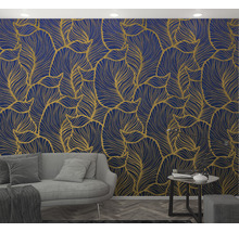 Wohnzimmer mit Sofa und Wandtapete mit Blattmuster