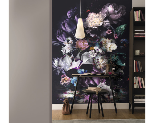 Dekoratives Zimmer mit Blumendekor Tapete, Schreibtisch, Lampe und Bücherregal