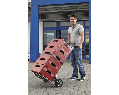 Mann transportiert Getränkekisten mit einem Transportwagen