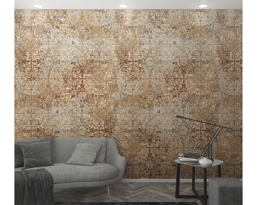 Wohnzimmer mit gemusterter Tapete, Sofa und Beistelltisch