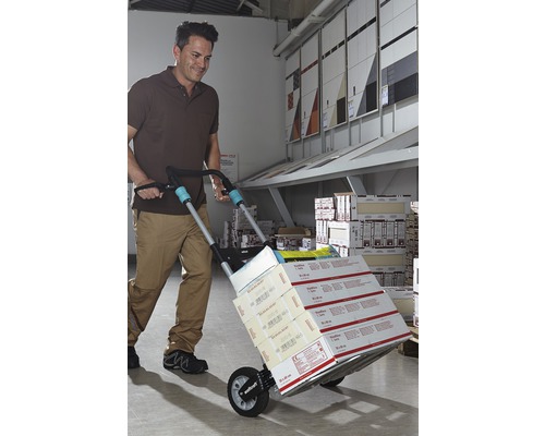 Mann transportiert Ware mit einer Sackkarre in einem Hornbach Markt.