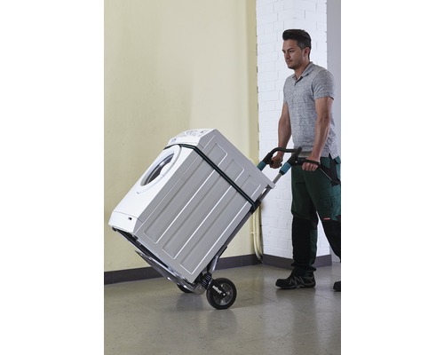 Eine Person transportiert eine Waschmaschine mit einem Treppensteiger