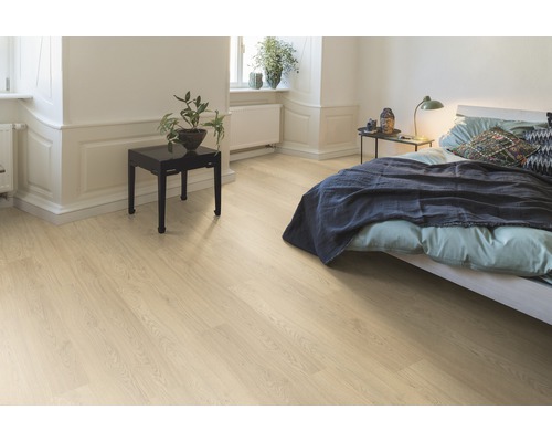 Helles Laminat in einem Schlafzimmer mit Bett und Nachttisch