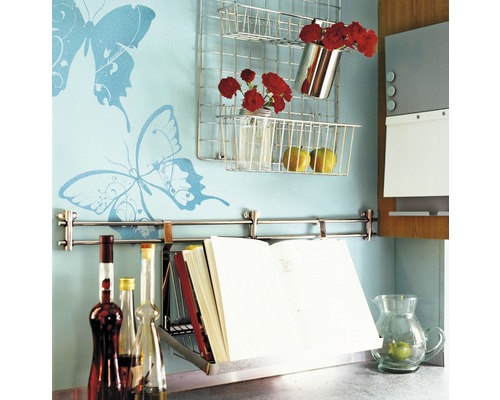 Küchenszene mit Wandregal, Kochbuchhalter und dekorativen Elementen