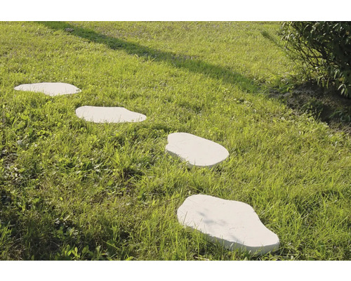 Gartenweg aus Trittsteinen im Gras