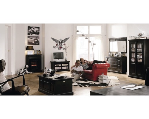 Wohnzimmer mit rotem Sofa, schwarzen Möbeln und Dekorationen