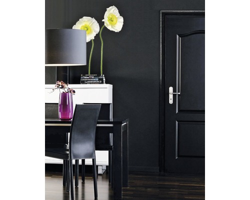 Einrichtungsidee mit schwarzem Esstisch, Stühlen, Sideboard und Tür.