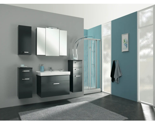 Badezimmer mit Waschtisch, Spiegelschrank, Hochschrank und Duschkabine