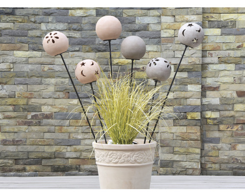 Dekorative Gartenstecker mit Kugelaufsatz im Blumentopf