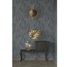 Dekoratives Interieur mit Spiegel, goldener Blattform, Vase, Kommode und gemusterter Tapete