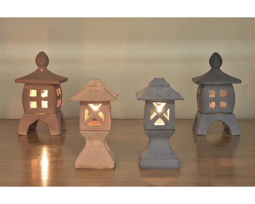 Vier Gartenlaternen aus Steinguss mit Beleuchtung