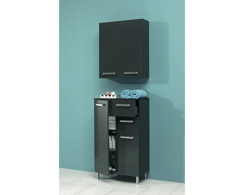 Badezimmer Szene mit Hochschrank und Hängeschrank zur Aufbewahrung von Badutensilien