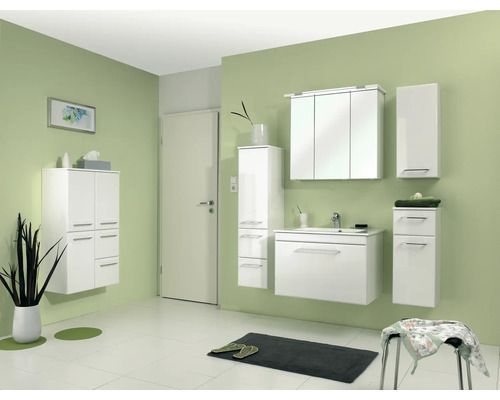 Badezimmer mit weißen Möbeln, Waschtisch, Spiegelschrank und Handtuchablage vor grüner Wand