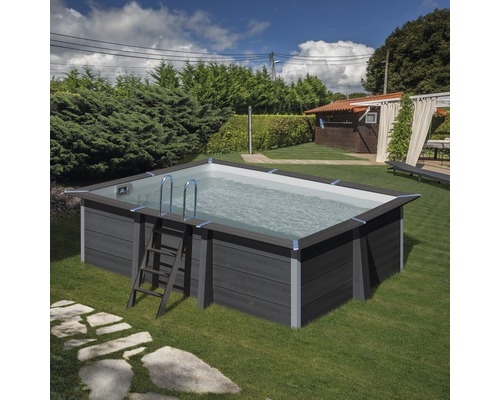 Rechteckiger Pool mit Stahlrahmen und Leiter im Garten