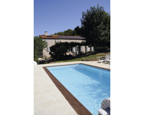 Schwimmbecken im Garten eines Wohnhauses