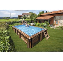 Holzpool mit zwei Personen im Garten