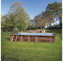 Rechteckiger Holzpool mit Leiter im Garten
